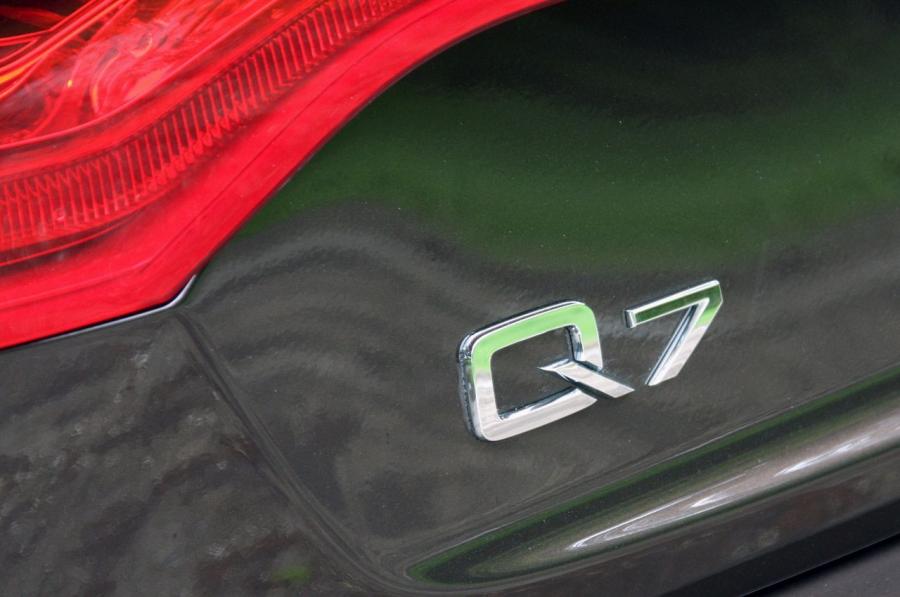 Логотип Audi Q7 3.0T Quattro (4L) 2010 года  (фото 12 из 38)